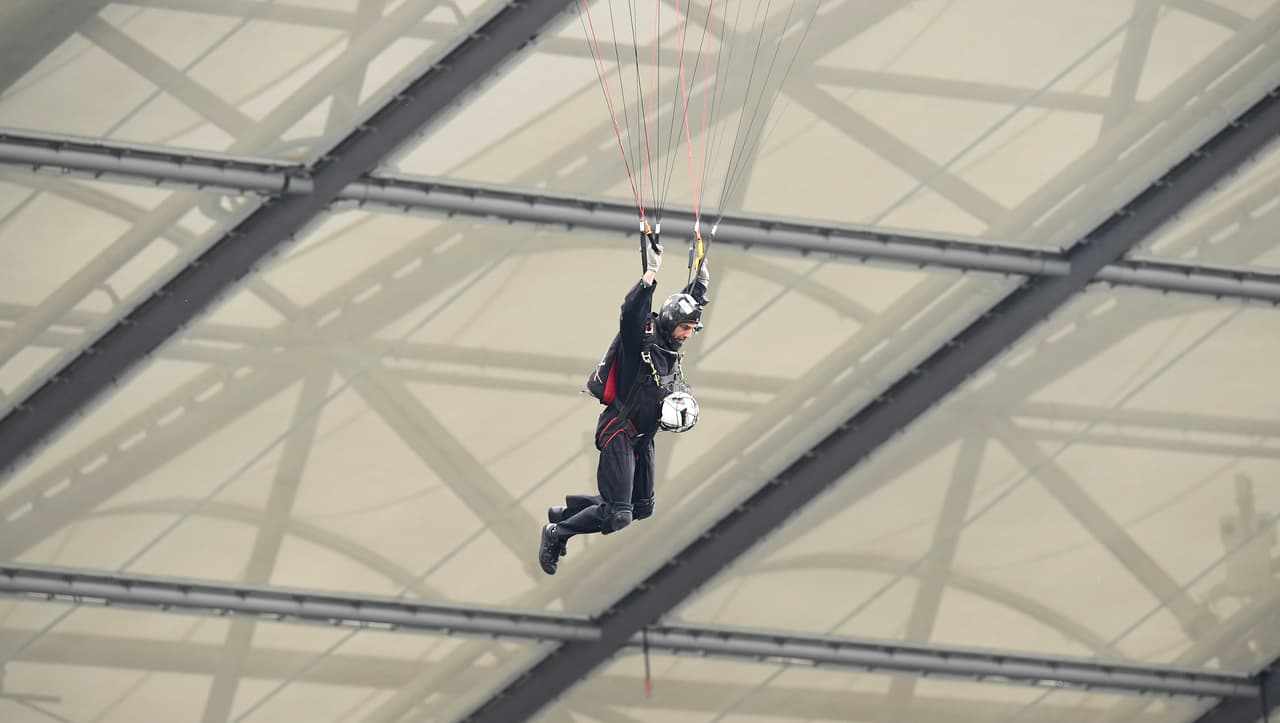 Antes del comienzo del partido, hubo espectáculos con la idea de prender la fiesta del equipo capitalino, favorito contra Bayer Leverkusen en la jornada.