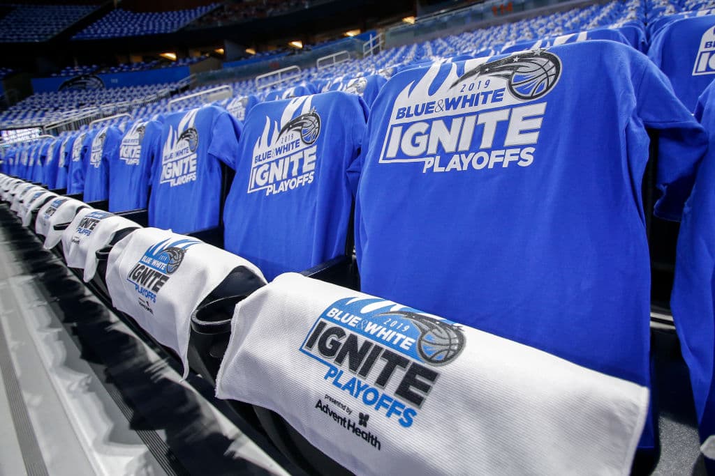 Por otro sector de Amway Center camisetas azules para crear un contraste y una atomósfera favorable para el equipo de casa.