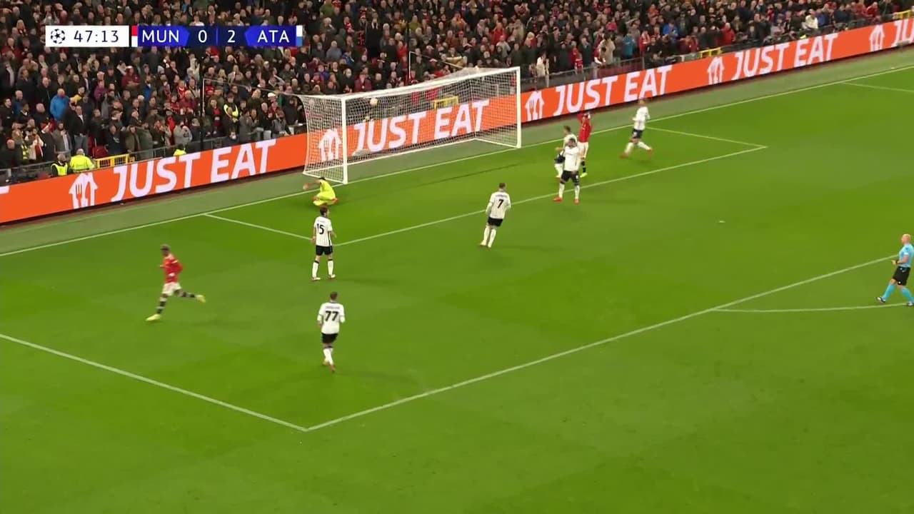 ¡TIRO ATAJADO! disparo por Cristiano Ronaldo.