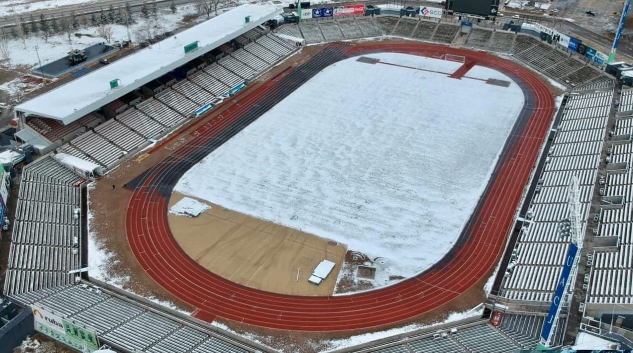 Estadio de Bravos de Juárez amanece cubierto de nieve