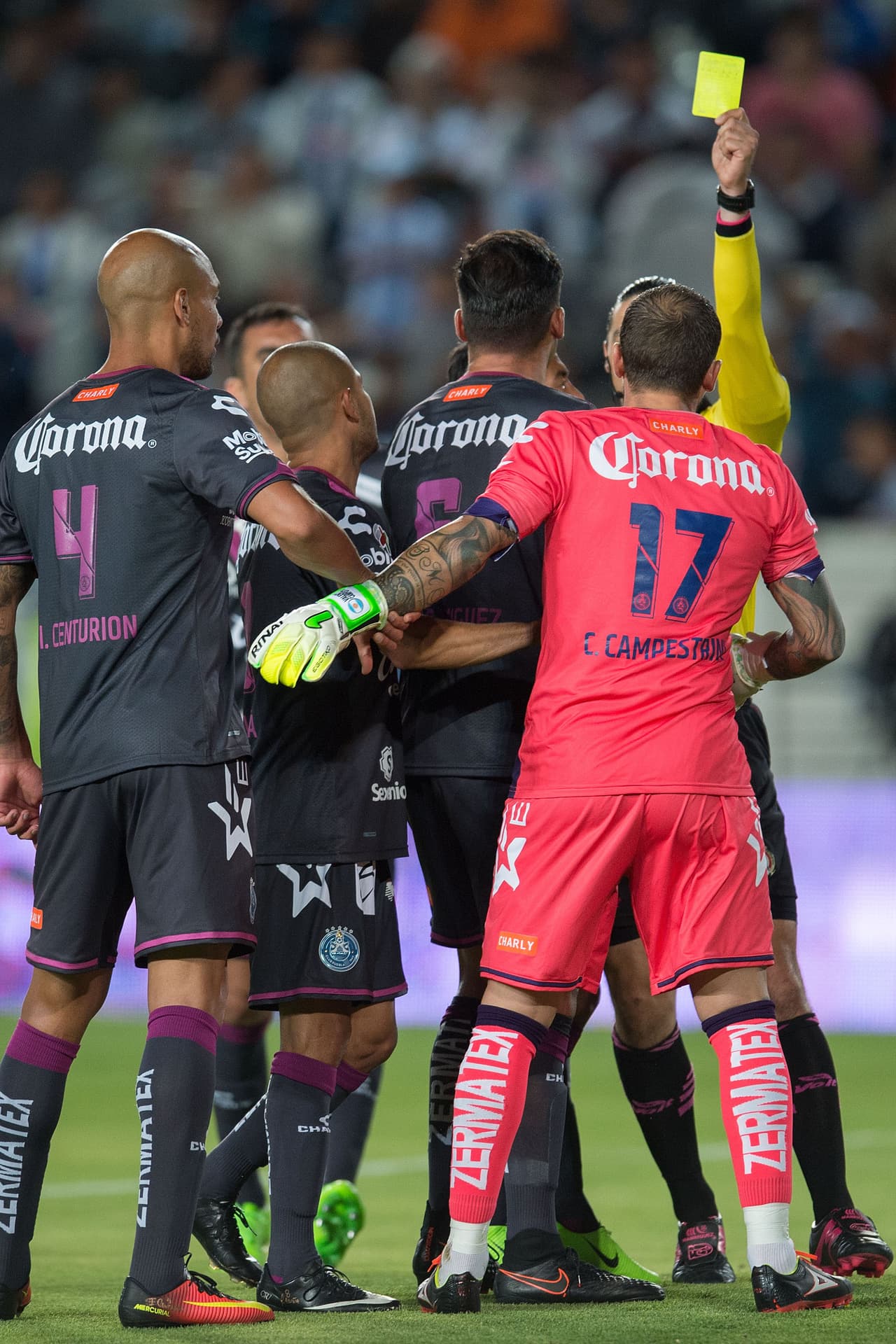 Cristian Campestrini fue uno de los 3 jugadores que vieron la tarjeta amarilla durante el encuentro.