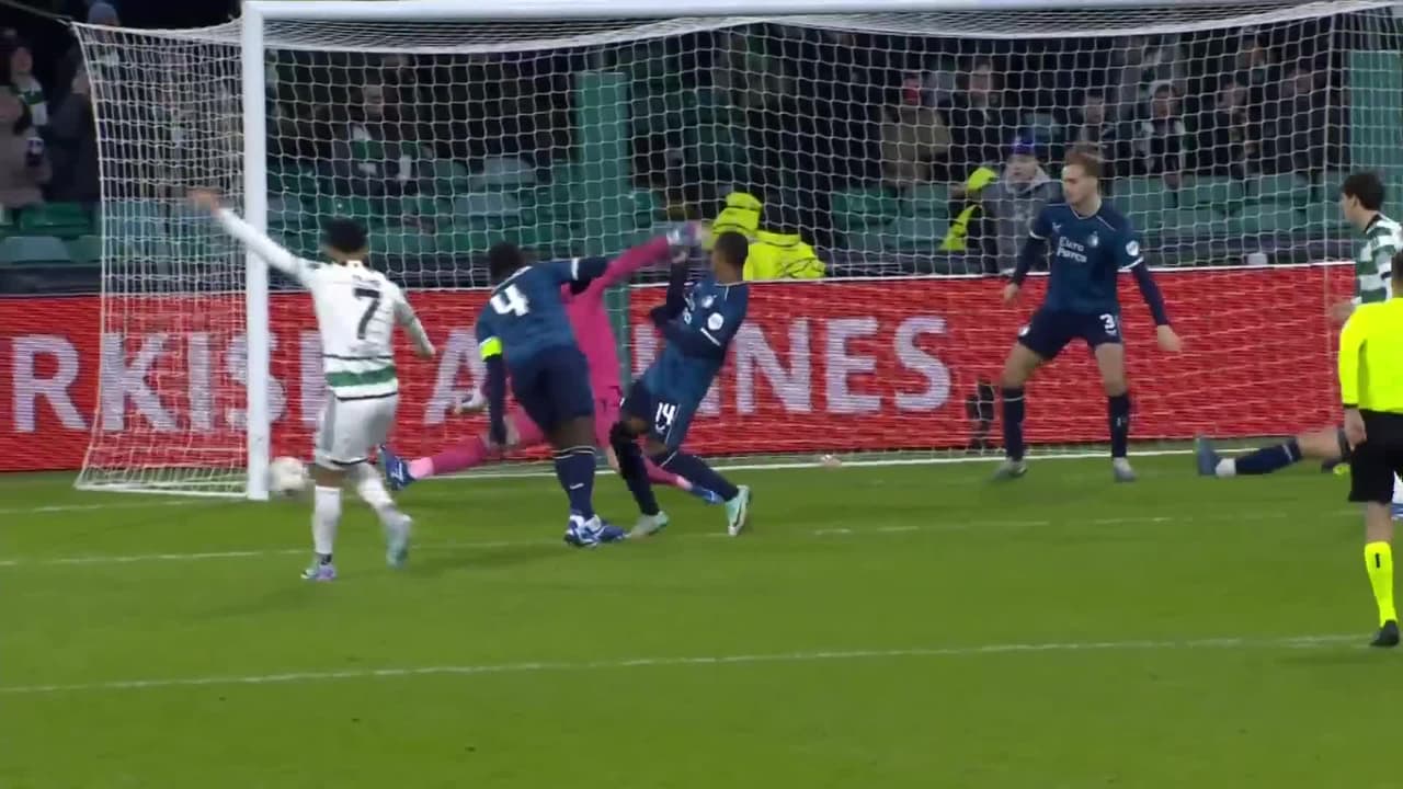 ¡TIRO ATAJADO! disparo por Callum McGregor.