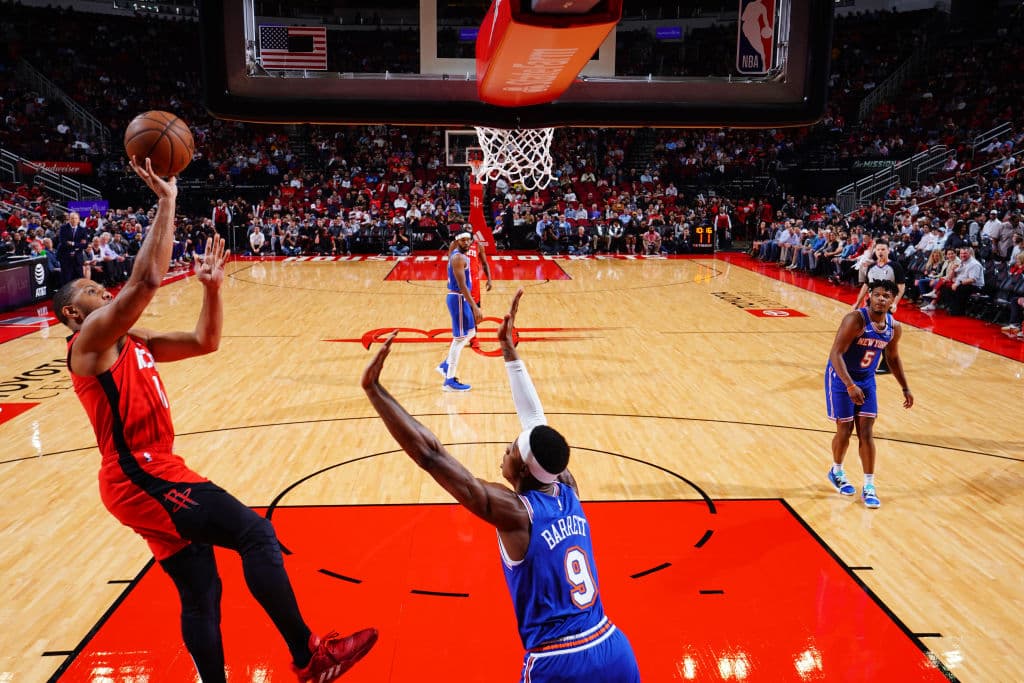 Como suspendido en el aire, Eric Gordon anota dos puntos más para los Houston Rockets en contra de los Knicks que poco a poco van viendo cómo se alejan los sureños 123-112.