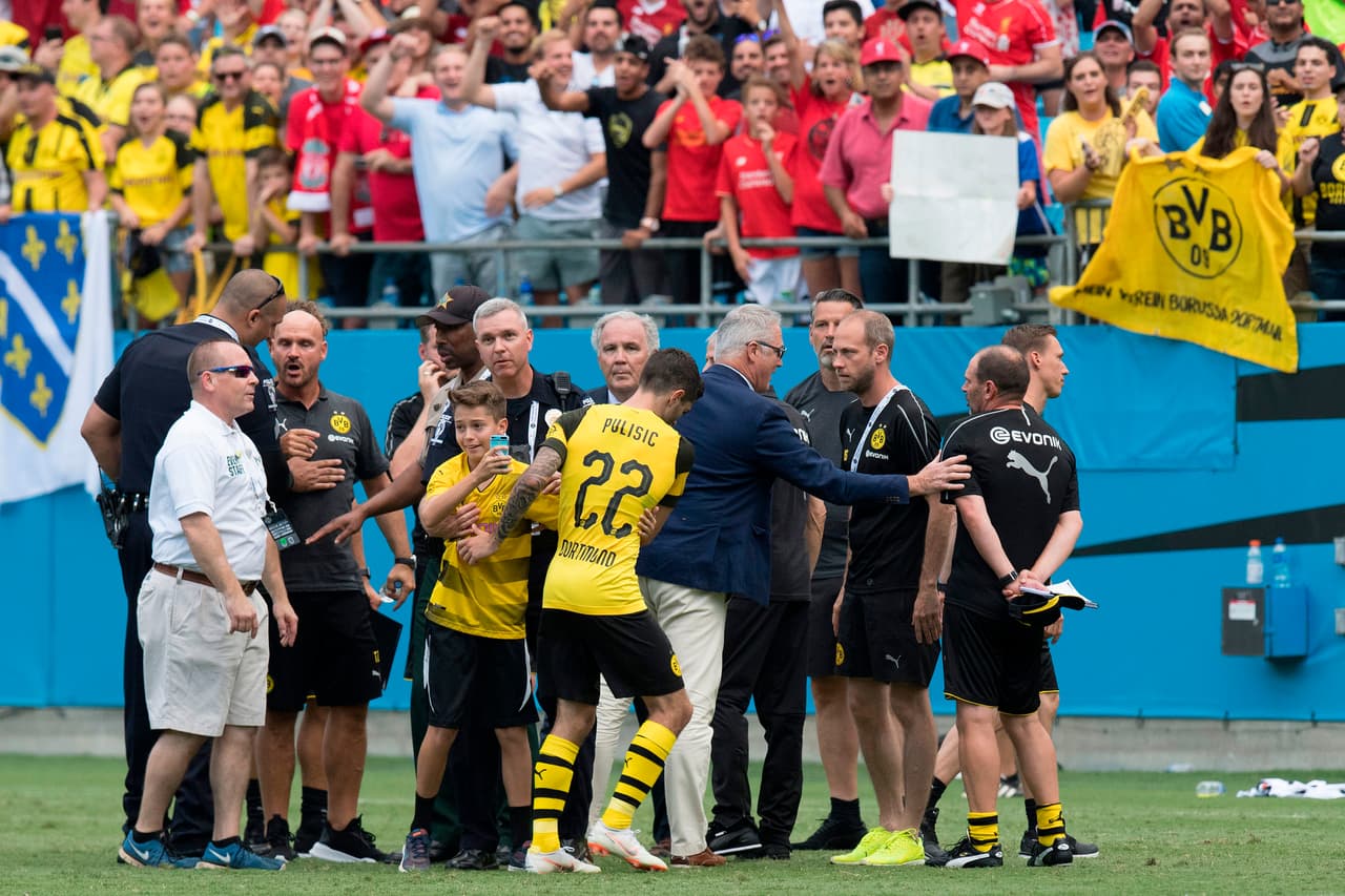 Pulisic se llevó al joven de las manos del custodio con miembros de la directiva del Borussia como testigos de toda la escena.