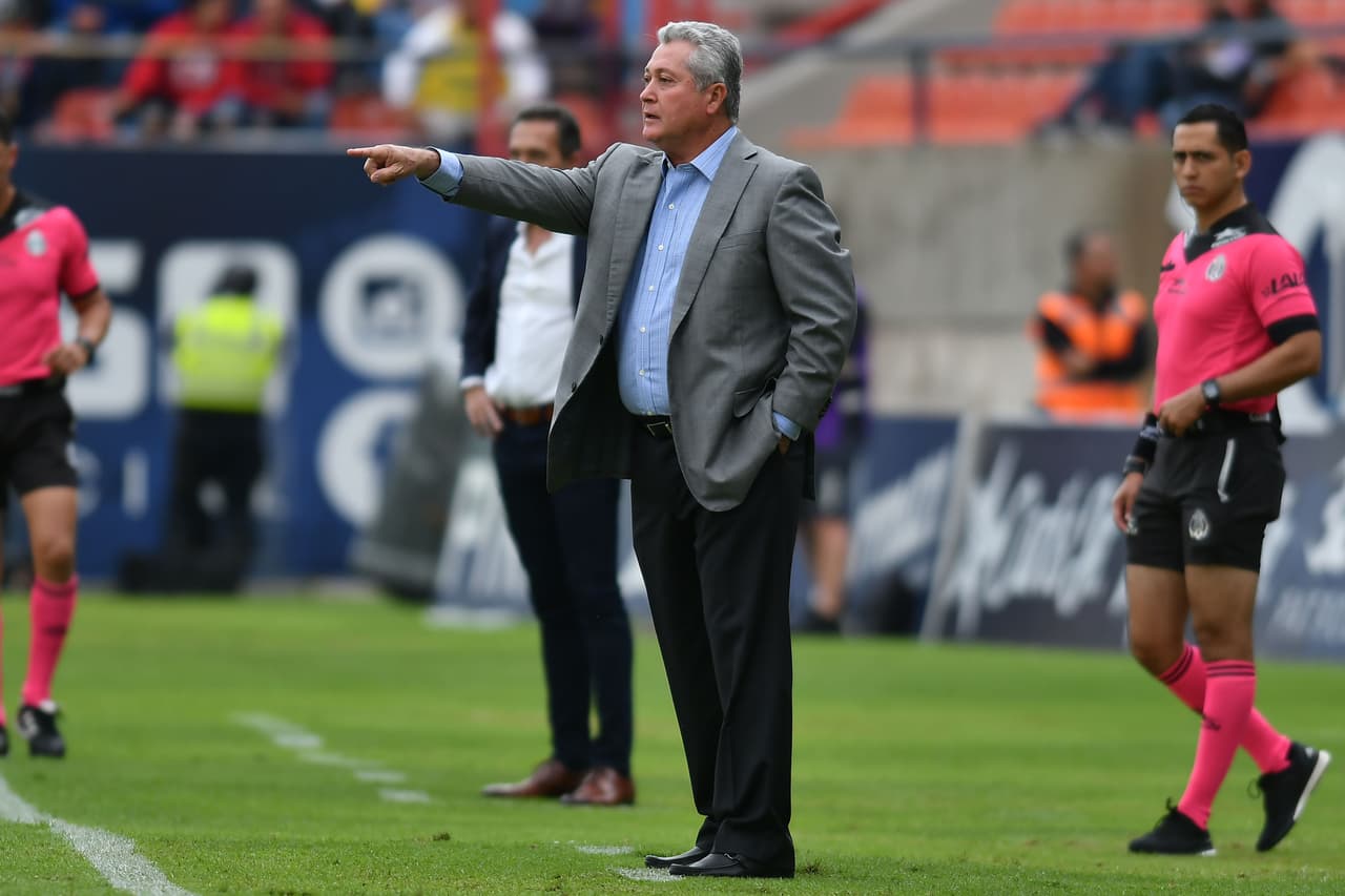 Victor Manuel Vucetich - Querétaro - Experimentado
<br>
<br>El rey midas lleva dirigiendo en México desde 1989 y ha logrado conseguir 14 títulos de 16 finales jugadas. Es de los técnicos más ganadores de Ligas MX con 5 títulos. Su último título lo consiguó con Monterrey en el Apertura 2010.