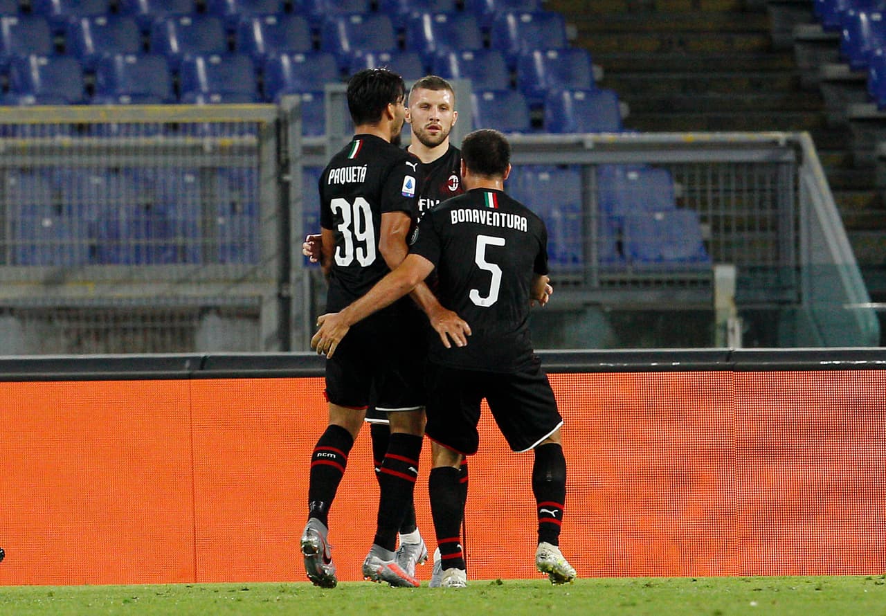 El tercero cayó al 59’. Ante Rebic entró solo por el lado izquierdo del área grande y definió de un derechazo con la parte interna del botín.