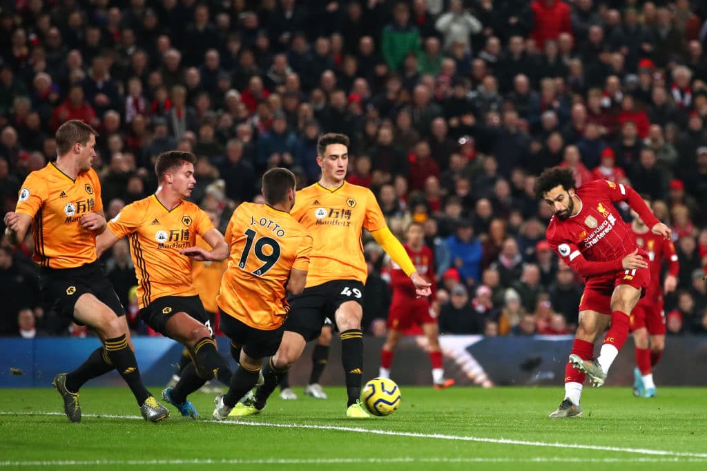 Adam Lallana asistió a Sadio Mané para el triunfo del Liverpool 1-0 sobre el Wolverhampton, a quien el VAR le anuló un gol por fuera de lugar.