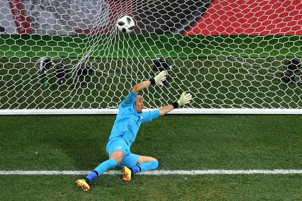 El cañonazo de Dzemaili fue tan fuerte que el portero costarricense Keylor Navas no pudo hacer absolutamente nada para detener el obús que sacudió la red con enjundia.