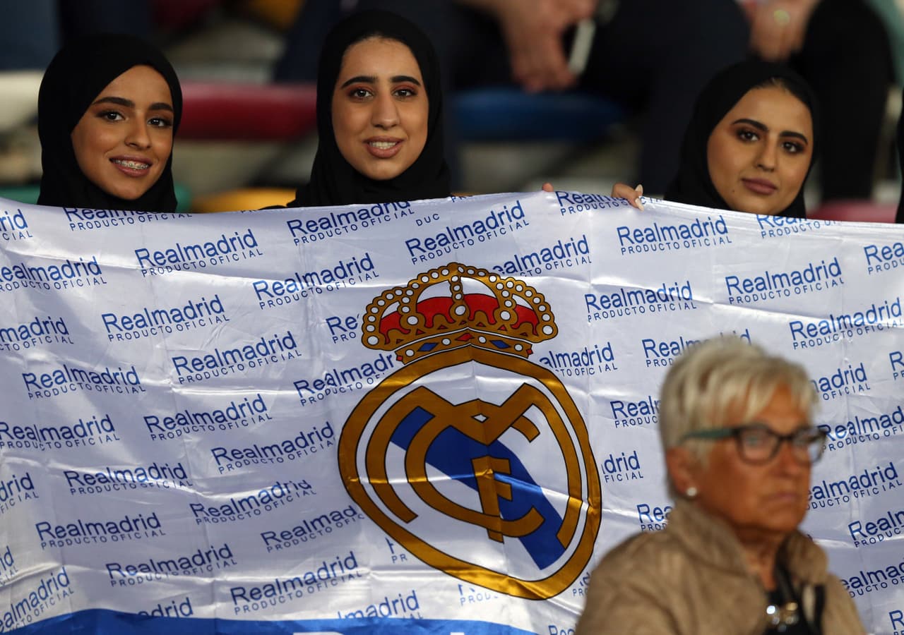 Japoneses y madridistas, en especial emiratíes, se hicieron presentes en el Sheikh Zayed Sports City para vivir este juego de la semifinal en el Mundial de Clubes, un duelo que se repite dos años después de que ambos disputaran la final en Japón.