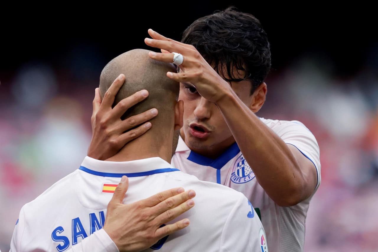 Barcelona consigue llevarse la victoria ante el Getafe 2-1, durante la tercera Jornada en La Liga. Sergi Roberto abrió el marcador muy temprano (2') a favor de los 'blaugrana', pero al minuto 18' Sandro Ramírez ya igualaba el marcado. Fue hasta el minuto 30' donde Memphis Depay ya ponía al Barca arriba y le daba la victoria.