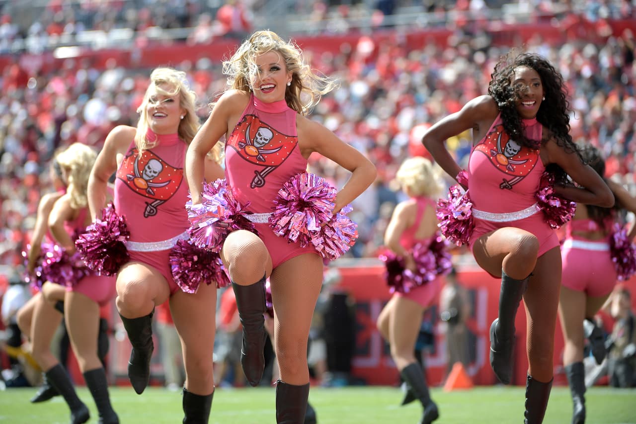 Las animadoras de los equipos de la NFL le dieron ese ingrediente extra al espectáculo y la fiesta del fútbol americano estadounidense, incluso, sin temer al clima en algunos casos.