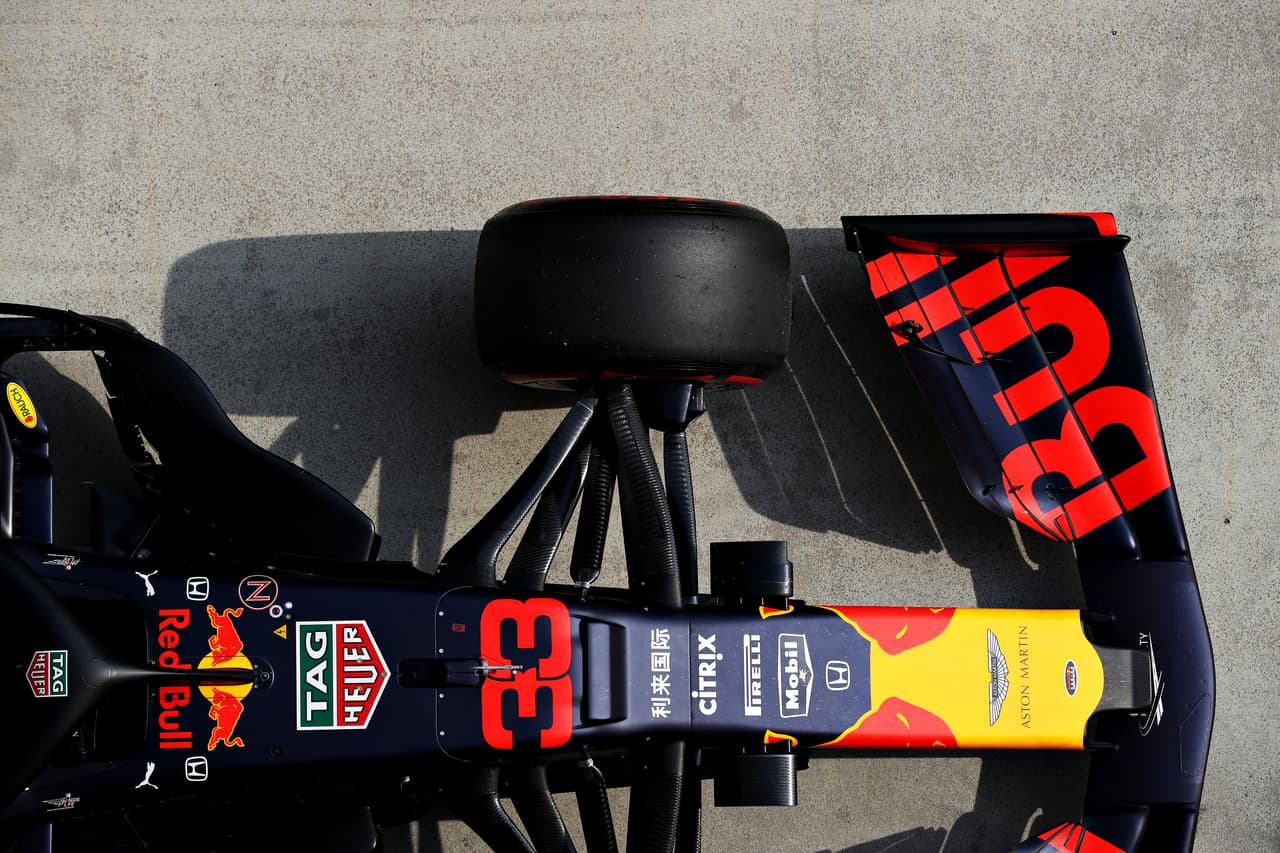 En la madrugada de este sábado se corrió la última sesión libre y la clasificación del Gran Premio de China en la cual los autos de Mercedes lograron los mejores tiempos. Valtteri Bottas se quedó con la Pole, Lewis Hamilton saldra segundo, Sebastian Vettel (Ferrari) tercero y Sergio 'Checo' Pérez quedó en el puesto 12.