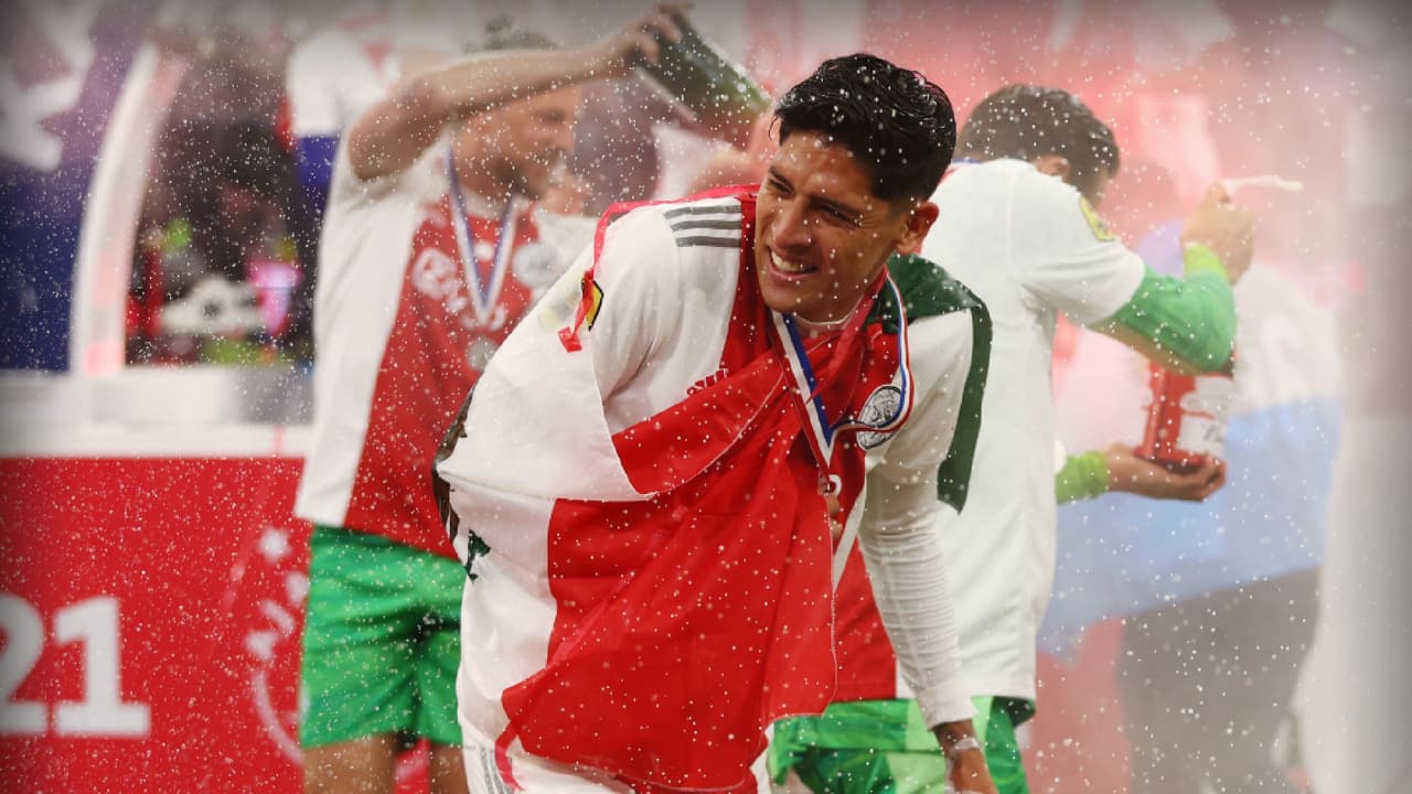 ¡Viva México! Jugadores y fans del Ajax corean el nombre de Edson Álvarez