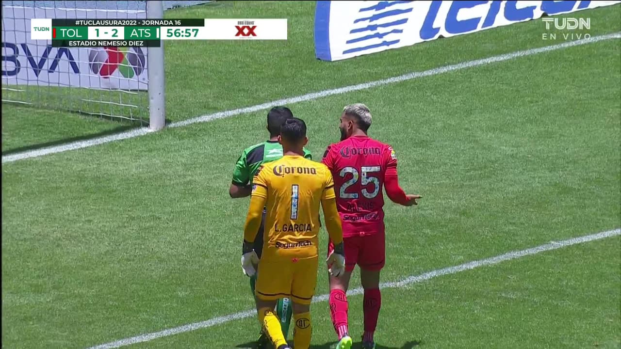 ¡Tarjeta Roja! Oscar Vanegas recibe la segunda amarilla y se va del juego.