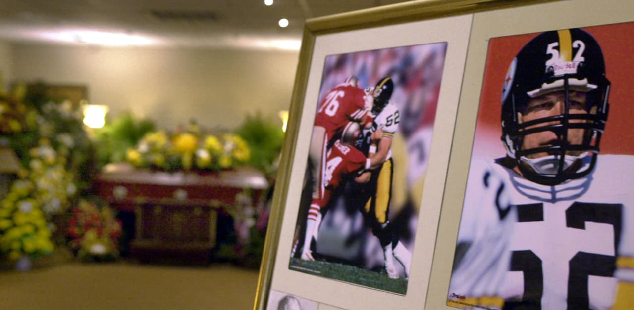 Al morir el exjugador, el Dr. Omalu le realiza la autopsia y se cuestiona el por qué alguien tan joven pueda enloquecer de esa forma.