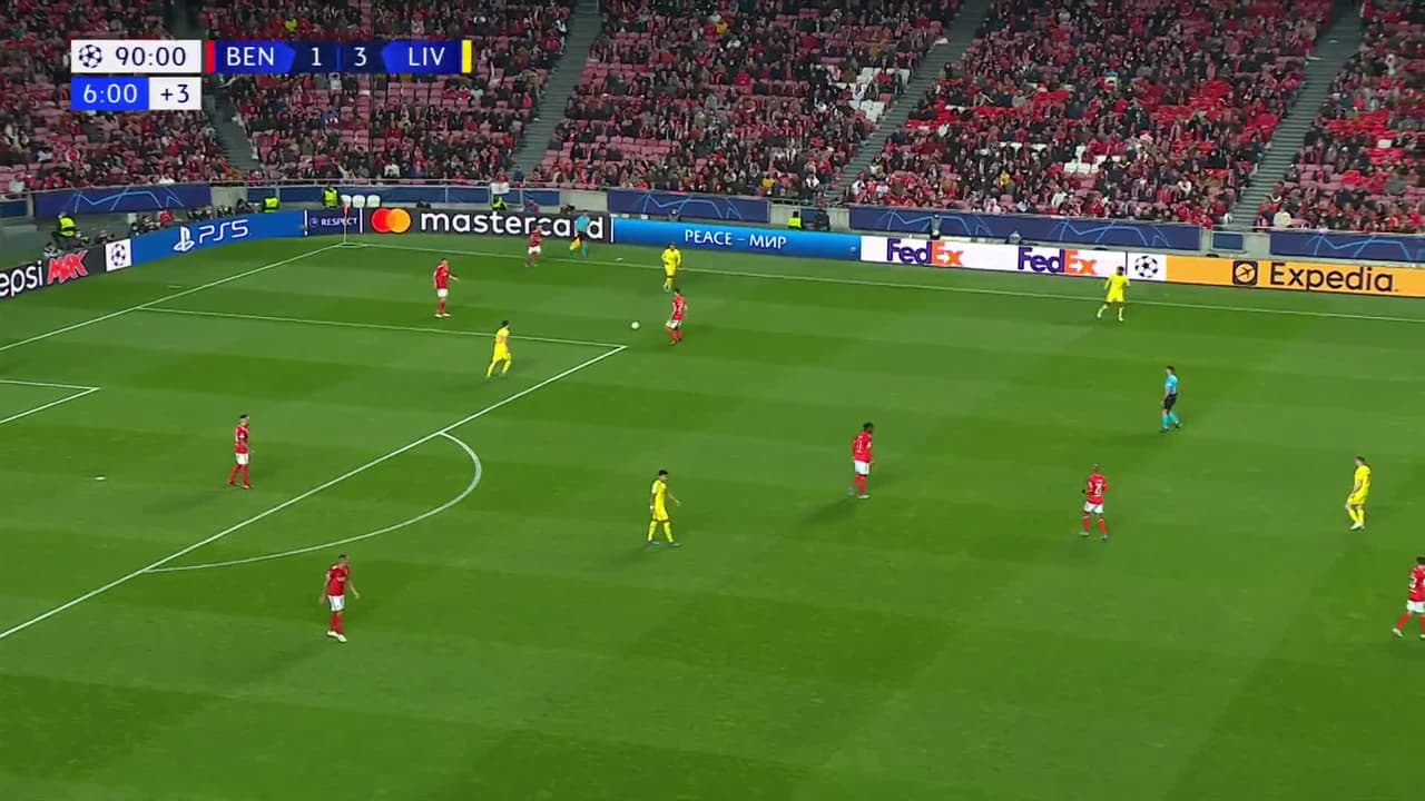 ¡TIRO ATAJADO! disparo por Diogo Jota.