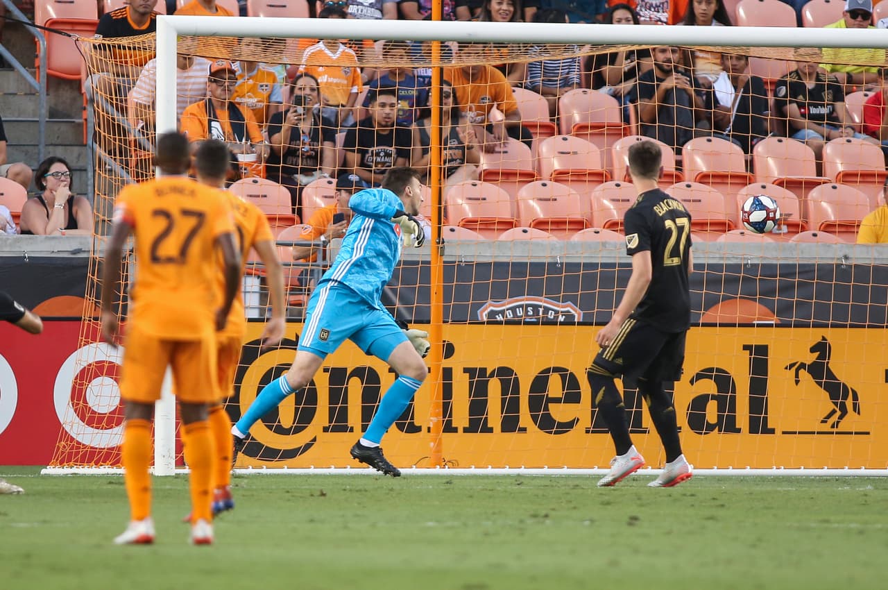 El arquero de LAFC Tyler Miller (centro) se vio sorprendido en los primeros minutos del partido.