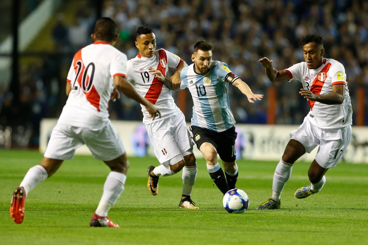BUENOS AIRES, ARGENTINA - OCTOBER 05: Lionel Messi of Argentina fights for the ball with Yoshimar Yotun of Peru and Renato Tapia of Peru during a match between Argentina and Peru as part of FIFA 2018 World Cup Qualifiers at Estadio Alberto J. Armando on October 5, 2017 in Buenos Aires, Argentina. (Photo by Gabriel Rossi/Getty Images)