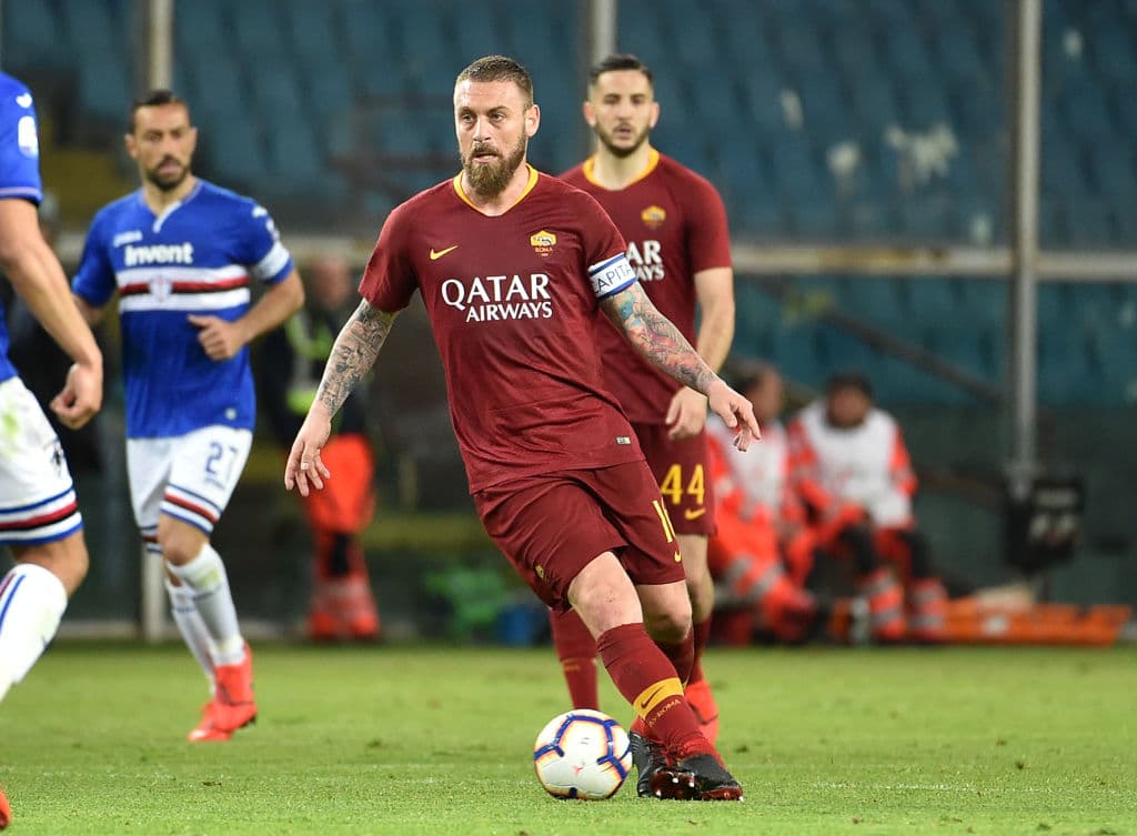 Sellado: Daniele De Rossi
<b> </b>jugará la próxima temporada en el histórico club argentino Boca Juniors después de haber estado meditando su decisión tras su salida de la Roma. Aunque varias informaciones apuntaban que el veterano iba a 'colgar las botas', finalmente firmará un contrato con el equipo argentino. Según Sky Italia, el jugador viajará este fin de semana a Argentina para cerrar el acuerdo.