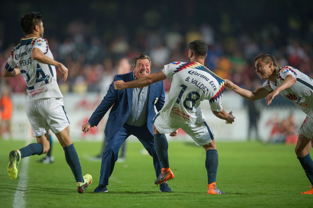 Action photo during the match Veracruz vs America corresponding to the week 8 of Liga Bancomer BBVA Closing Tournament 2018 at Luis Pirata Fuente Stadium. Foto de accion durante el juego Veracruz vs America correspondiente a la jornada 8 de la Liga Bancomer BBVA Torneo Clausura 2018 en el Estadio Luis Pirata Fuente. En la foto: Bruno Valdez y Miguel Herrera festejan. 18/02/18/MEXSPORT/Javier Ramirez