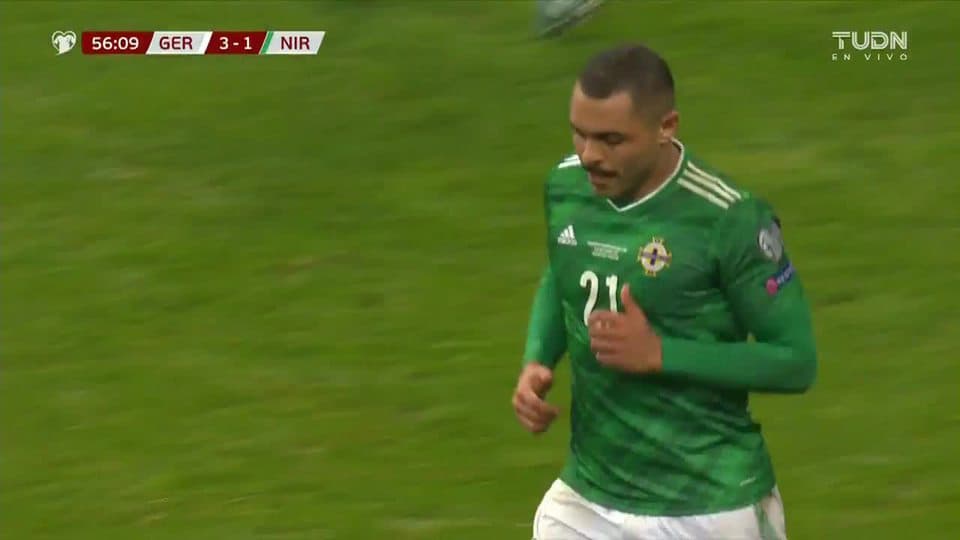 Tiro desviado de Josh Magennis