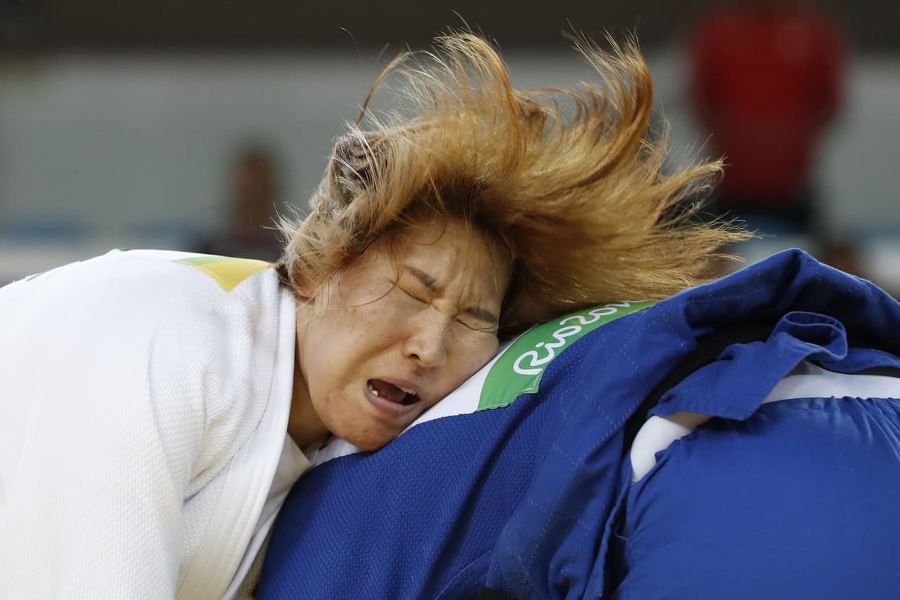 Kim Minjeong (Corea del Sur) lucha contra Maria Suelen Altheman (Brasil) en la categoría de los 78 kilogramos de Judo.