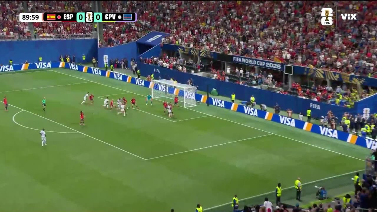 ¡Se salva España! Cabezazo de Borges termina en las manos del portero