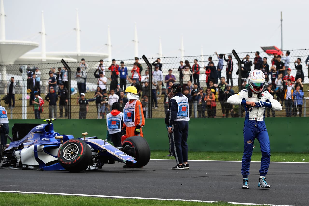 Giovinazzi, que suple por segunda carrera consecutiva a Pascal Wehrlein, salió caminando con una notoria frustración.