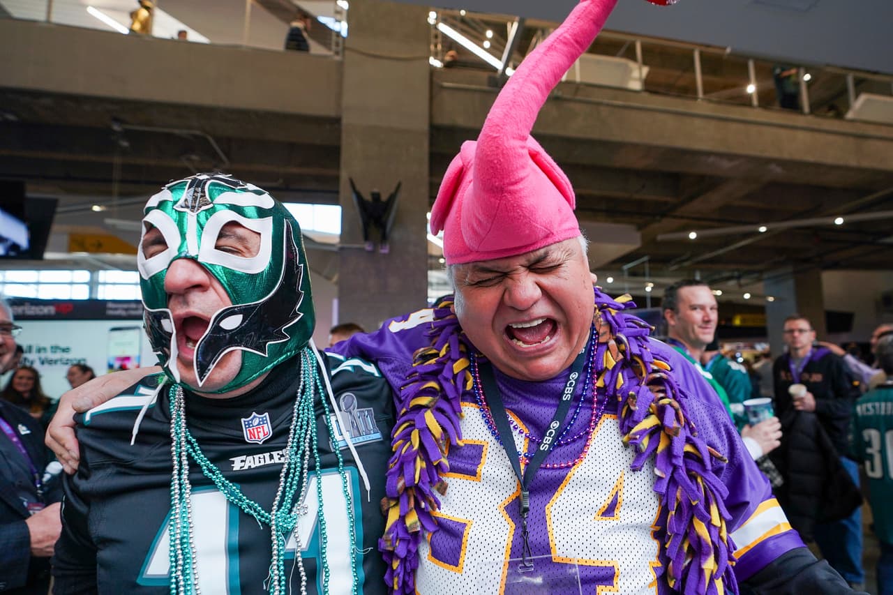 ¡Todo listo en el U.S. Bank Stadium para el Super Bowl LII! Los Patriots y los Eagles jugarán por el título de la NFL y ni siquiera las bajas temperaturas reducen la pasión de los miles de aficionados que ya están en el estadio.