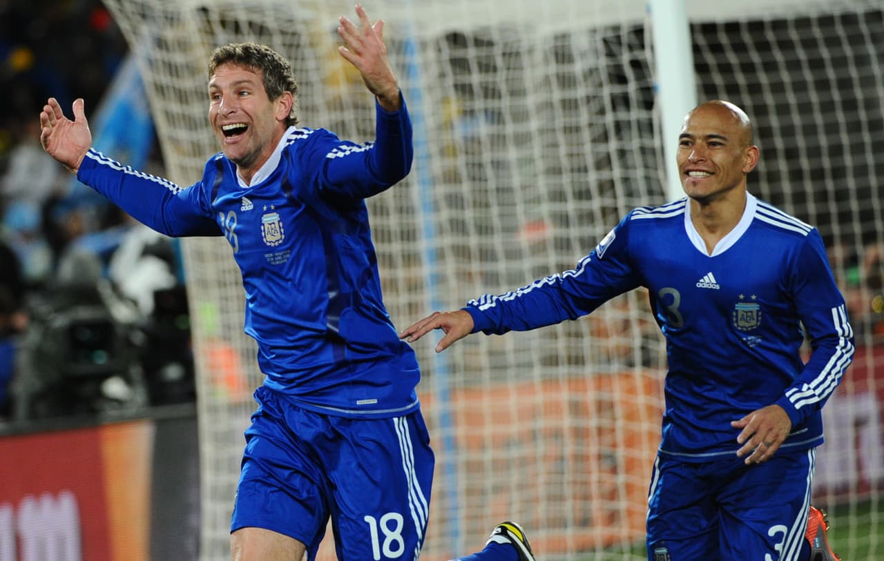 El júbilo se apoderó del experimentado goleador que con los brazos levantados y cara expresiva corría a la banda para celebrar.