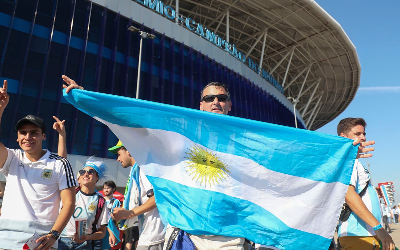 Los fanáticos de la Albiceleste confían en Lionel Messi para que Argentina logre la clasificación contra Catar en la Arena do Gremio de Porto Alegre.