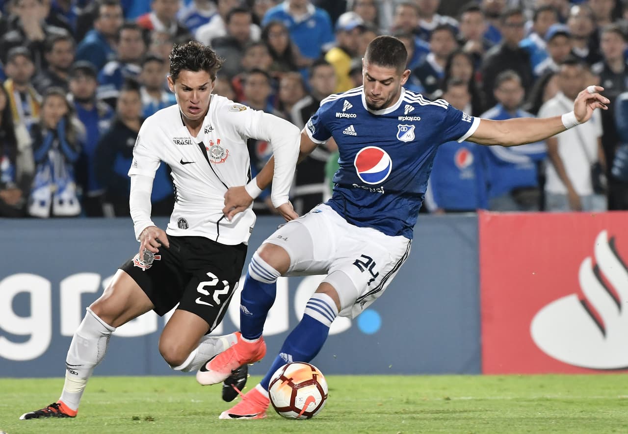 Millonarios ha basado su poder defensivo en el uruguayo 
<b>Matías de los Santos. </b>Fue uno de sus mejores hombres en el título del Clausura 2017, el pasado diciembre. Tiene buen juego aéreo y una gran fortaleza al momento de cerrar.