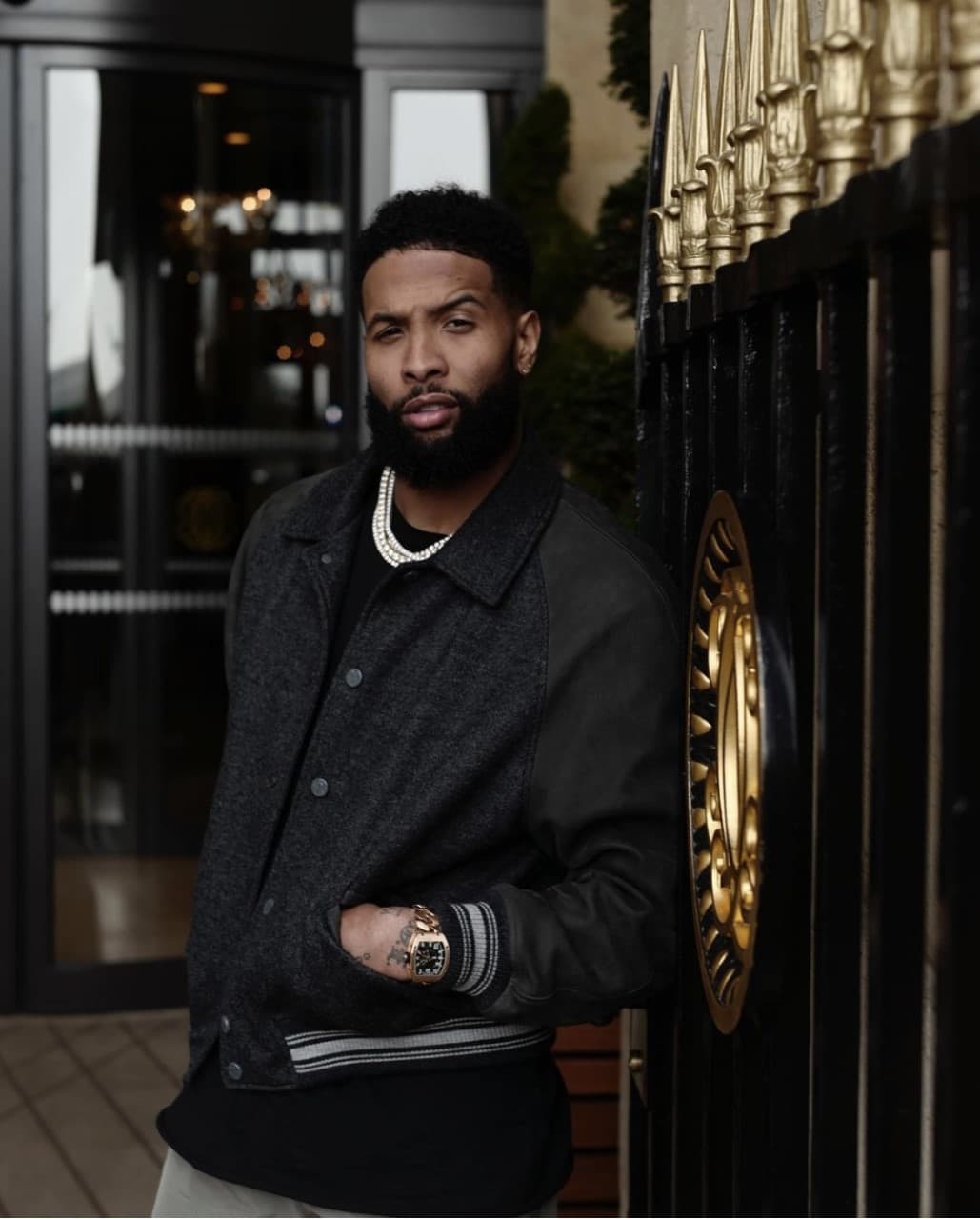 Pocos deposrtistas saben portar sus joyas como Odell Beckham Jr, el receptror de los Cleveland Browns siempre brilla al igual que todos los diamantes que porta.