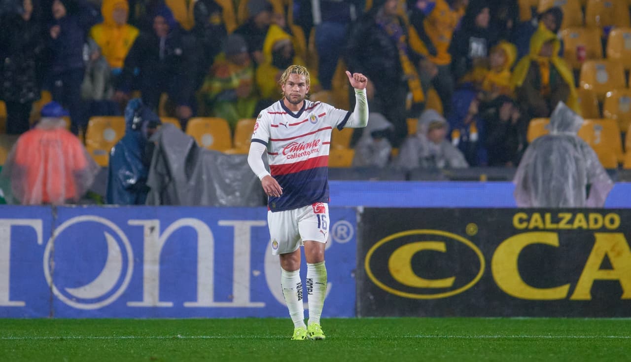 Cowell se dice "descontento" con el resultado, pero bendecido por su debut en Chivas