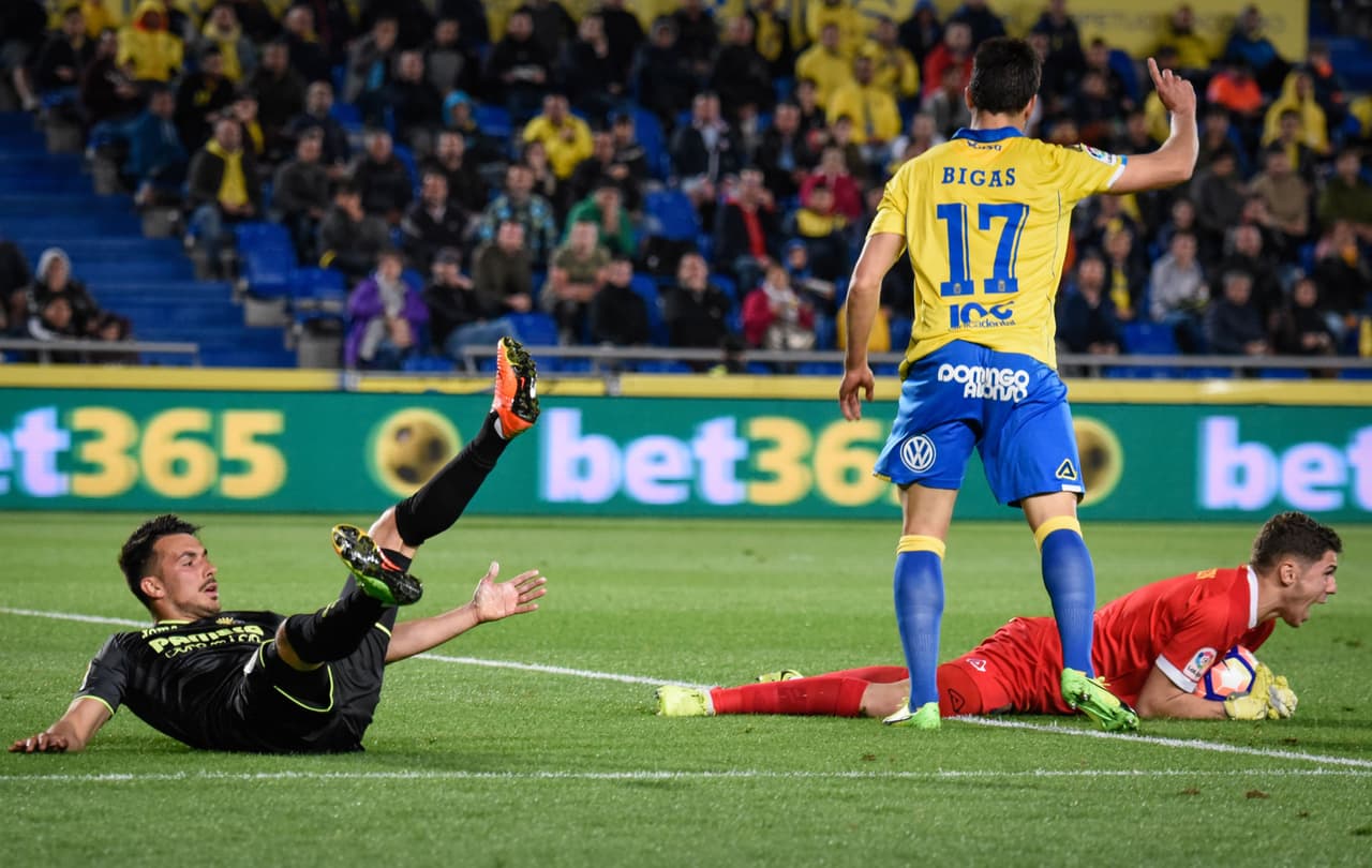 El propio Sansone (Villarreal) tuvo un mano a mano con el portero Raul Lizoain (Las Palmas) quien le achicó los espacios con rapidez para quedarse con el balón.