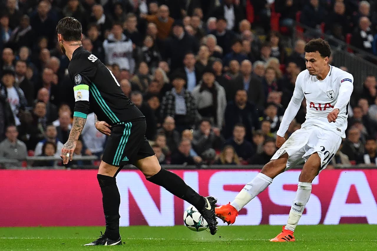 Remató de pierna derecha pero pegó en Sergio Ramos, por lo que Kiko Casilla quedó desubicado y no pudo evitar la caída de su arco.