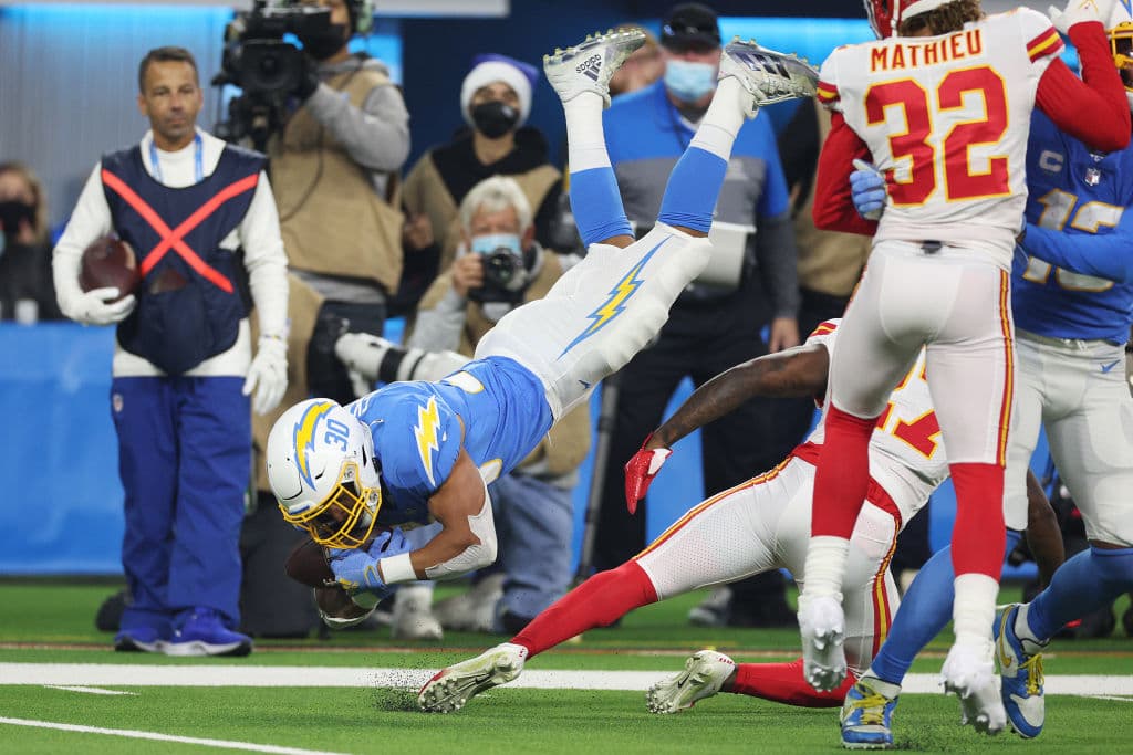 Los Angeles Chargers no saben aprovechar la localía y caen 34-28 frente a los Kansas City Chiefs.