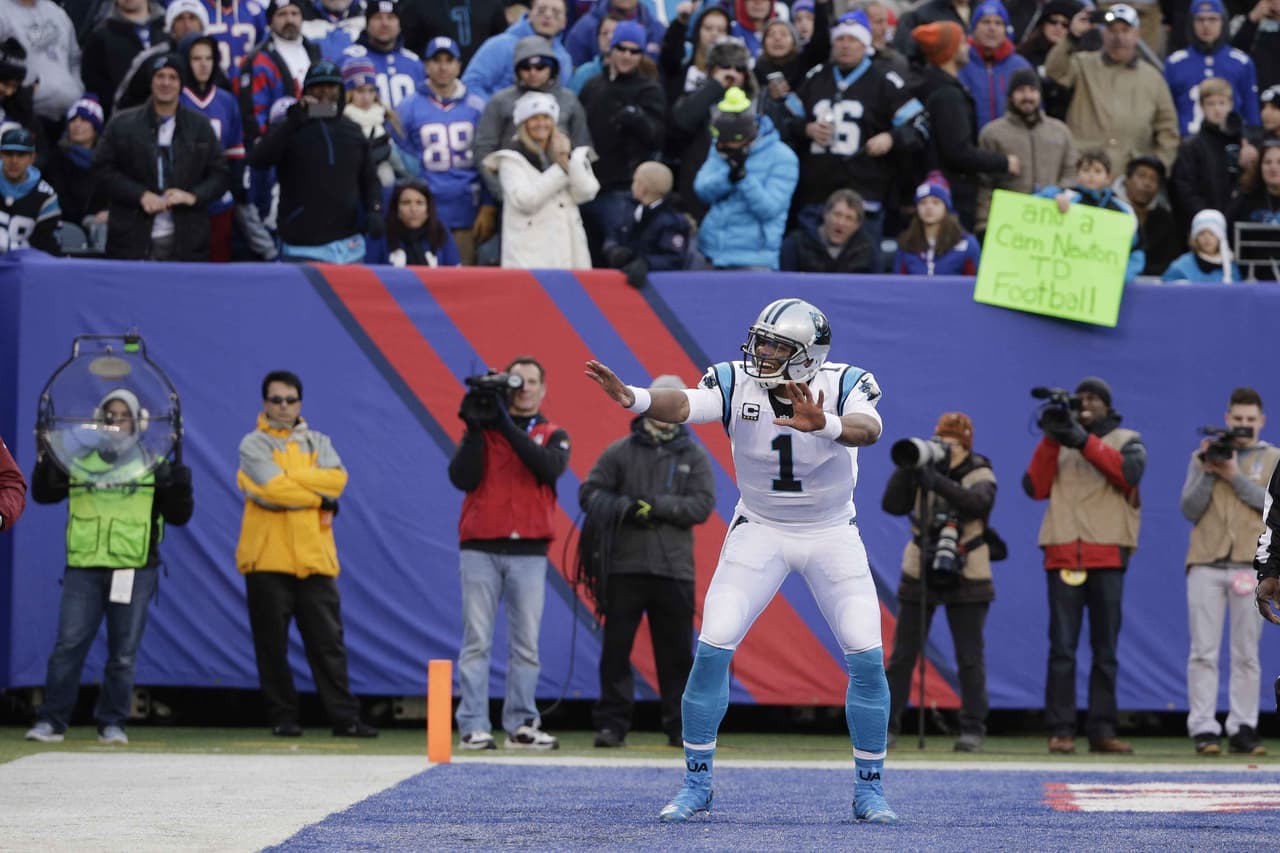 Cam Newton sumó 100 yardas por tierra y cinco pases de touchdown y borró un regreso de 28 puntos de desventaja de los Giants para que los Panthers ganaran 38-35 y se colocaran a dos victorias de la temporada regular perfecta.