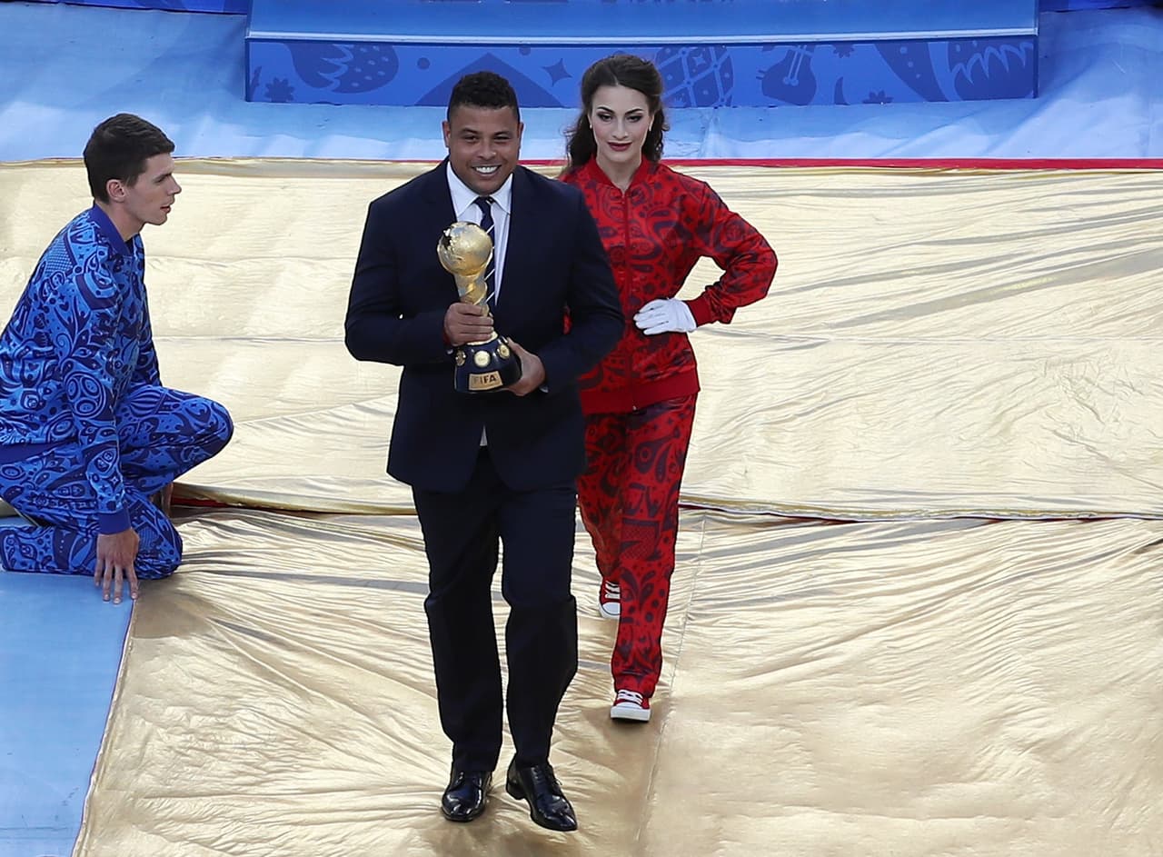 Ronaldo Nazario tuvo en sus manos el trofeo que recibe el campeón de la Copa Confederaciones de la edición de 2017.