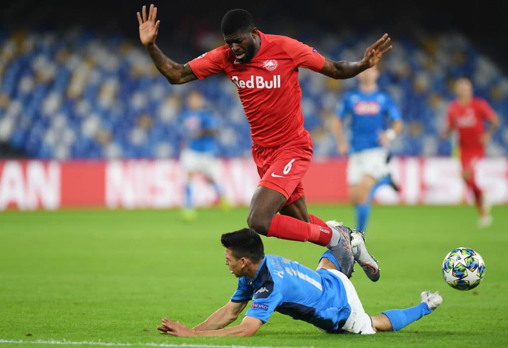 Jerome Onguene arrolla a Hirving 'el Chucky' Lozano cuando el mexicano se encaminaba hacia el arco del Salzburg.