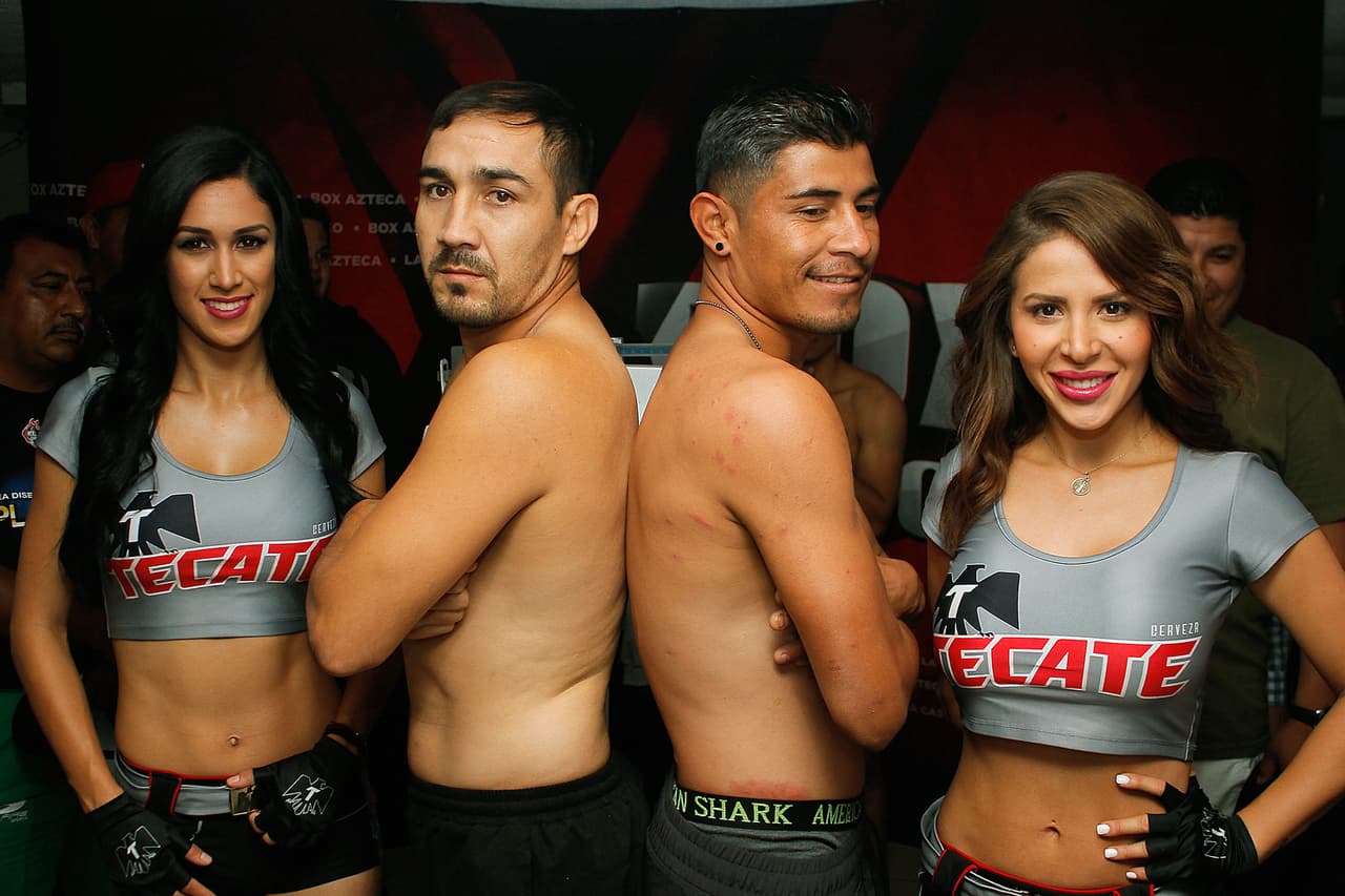 Humberto "Zorrita" Soto y Daniel "Canerito" Ruiz, durante el pesaje para el Torneo Capital de Campeones, en las instalaciones de la Comision de Box del Distrito Federal, el 30 de septiembre de 2016, en Ciudad de Mexico.