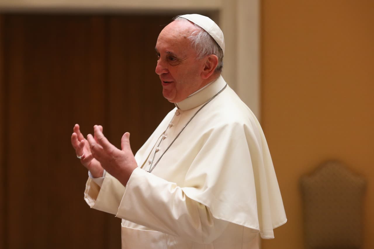 VATICAN CITY, VATICAN - OCTOBER 22: Pope Francis talks to the team of FC Bayern Muenchen during an private audience in the Palace of the Vatican on October 22, 2014 in Vatican City, Vatican. (Photo by Alexander Hassenstein/Bongarts/Getty Images)