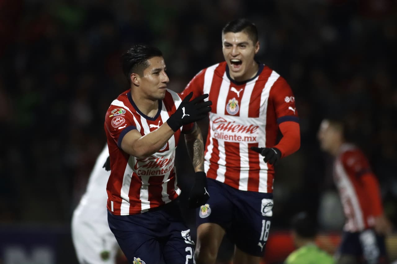 Chivas derrota a Bravos con goles de Víctor Guzmán y Carlos Cisneros para mantenerse invicto como visitante en el Clausura 2023 de la Liga MX.