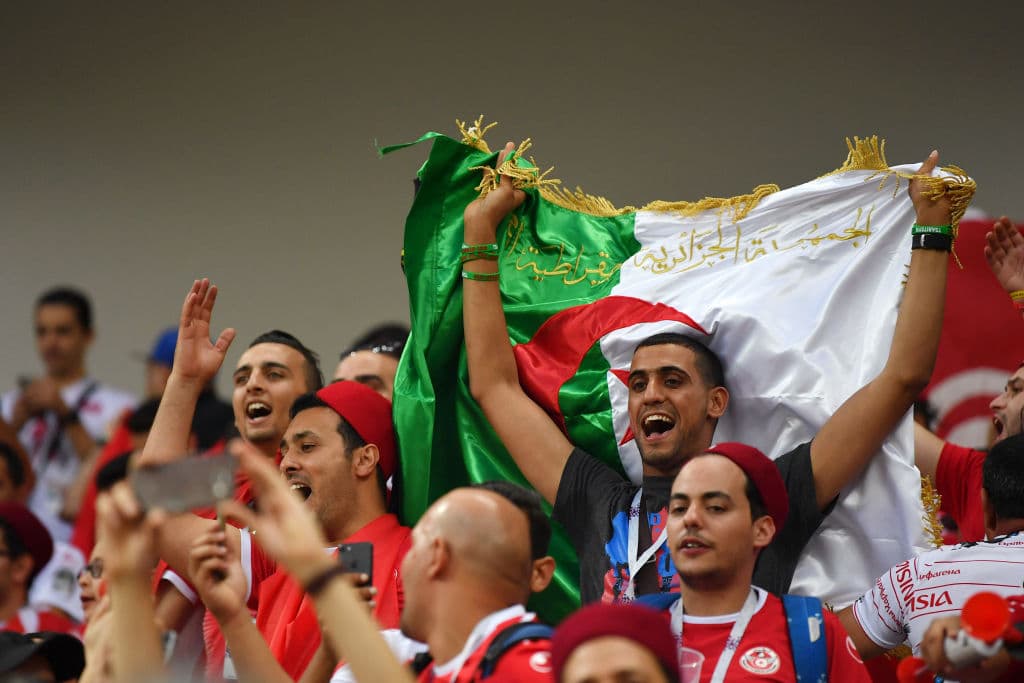 Vecinos y amigos. Un aficionado con la bandera de Argelia, hermanándose con los fanáticos tunecinos. La selección argelina no se clasificó al Mundial.