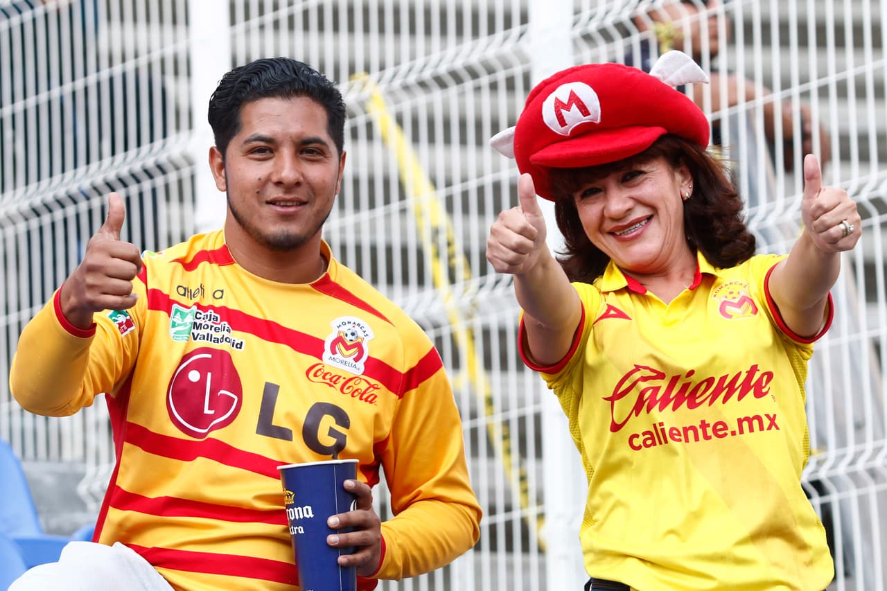 En las gradas, la afición encontró maneras de mantenerse entretenida.