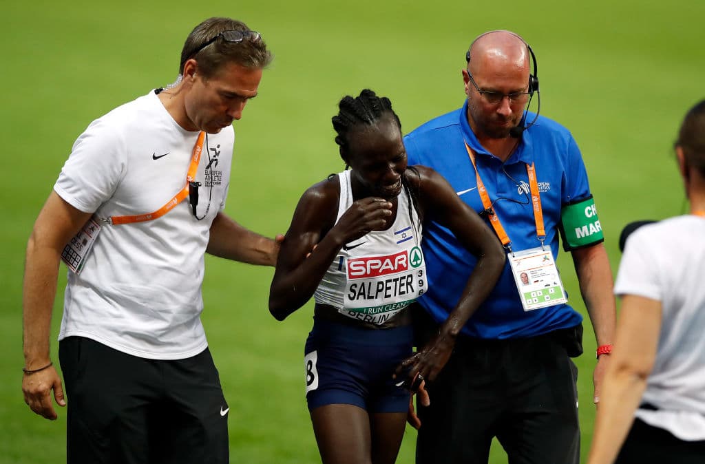 Lonah Chemtai Salpeter, se queda sin medalla por festejar antes de tiempo.
<br>
<br>Pero todo cambió cuando en la recta final de la carrera, sonó la campana indicando que quedaba una vuelta y la keniata se frenó celebrando. Al darse cuenta de que nadie mas había parado la corredora siguío tratando de alcanzar a las líderes pero su cuerpo ya no le rindió y llegó en cuarto lugar quedándose sin medalla.