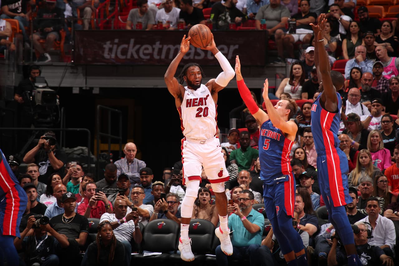 Pistons 74-108 Heat: Miami le recortó distancia a Detroit a dos partidos en el Este luego de vencerlo en la noche del miércoles en el AmericanAirlines Arena. Justise Winslow fue el jugador con más puntos (16).