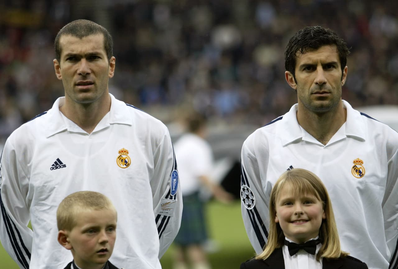 Zidane en esa época usó el número 5, pues el 10 estaba en poder del portugués Luis Figo, otra de las estrellas de ese equipo galáctico.