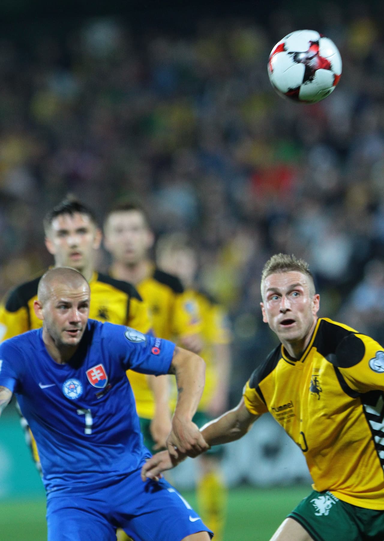 Eslovaquia fue a Lituania a ganar 2-1 con goles de sus estrellas Vladimir Weiss y Marek Hamsik. Los eslovacos llegaron a 12 unidades, a dos de los ingleses,