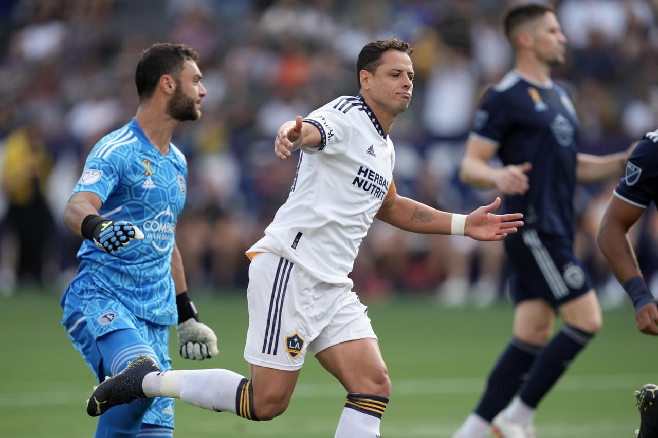 El artillero mexicano marcó dos goles para el empate 2-2 del Galaxy como local ente Sporting Kansas City. Y también falló un penal por dispararlo 'a lo Panenka' que hubiera representado la victoria 3-2 en tiempo de descuento.